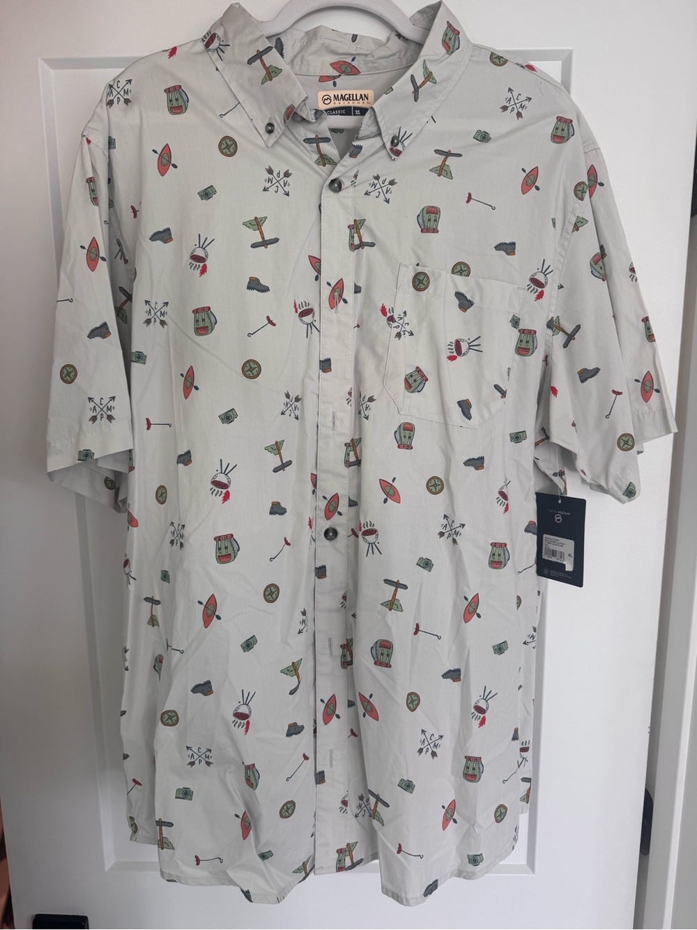 Magellan Outdoors Light Gray Short-Sleeve Button-Down Shirt with Outdoor Print